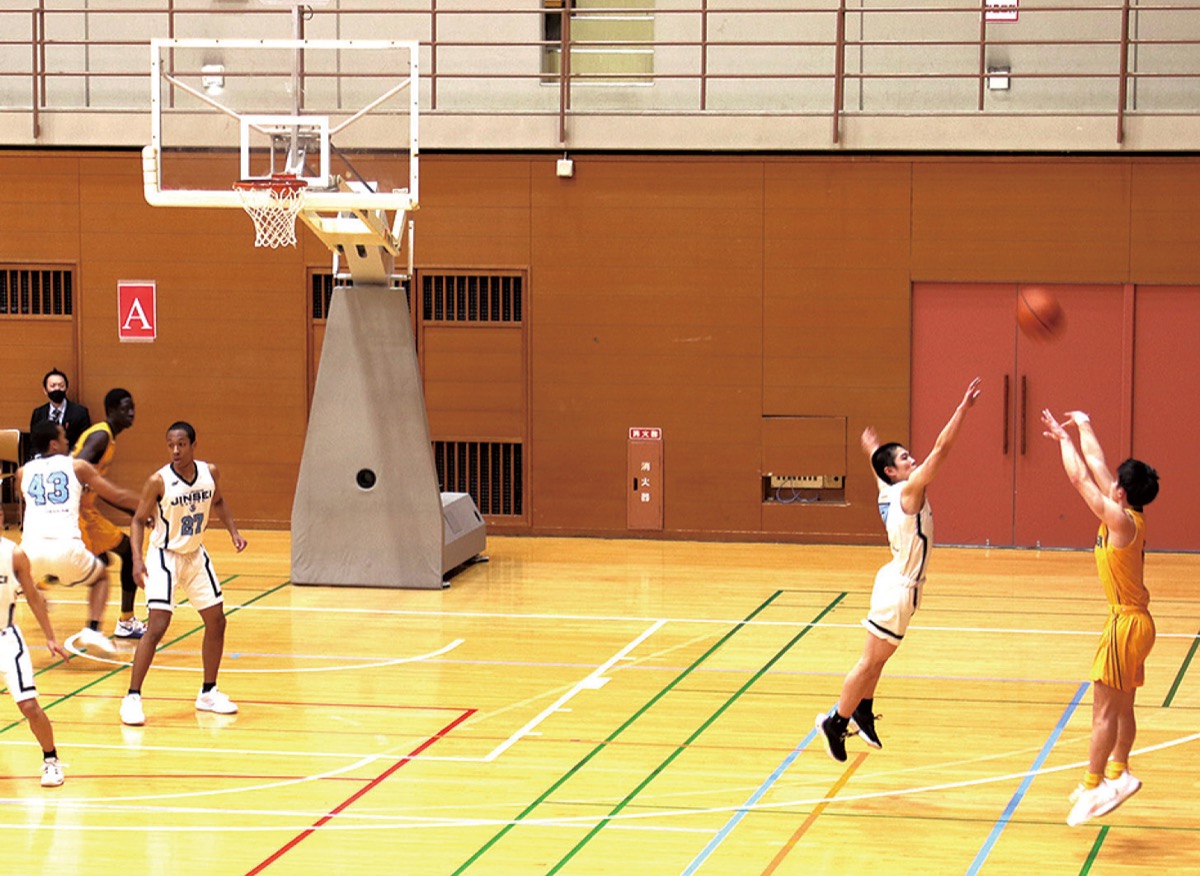 白熱した大会の様子（右が八学の選手）