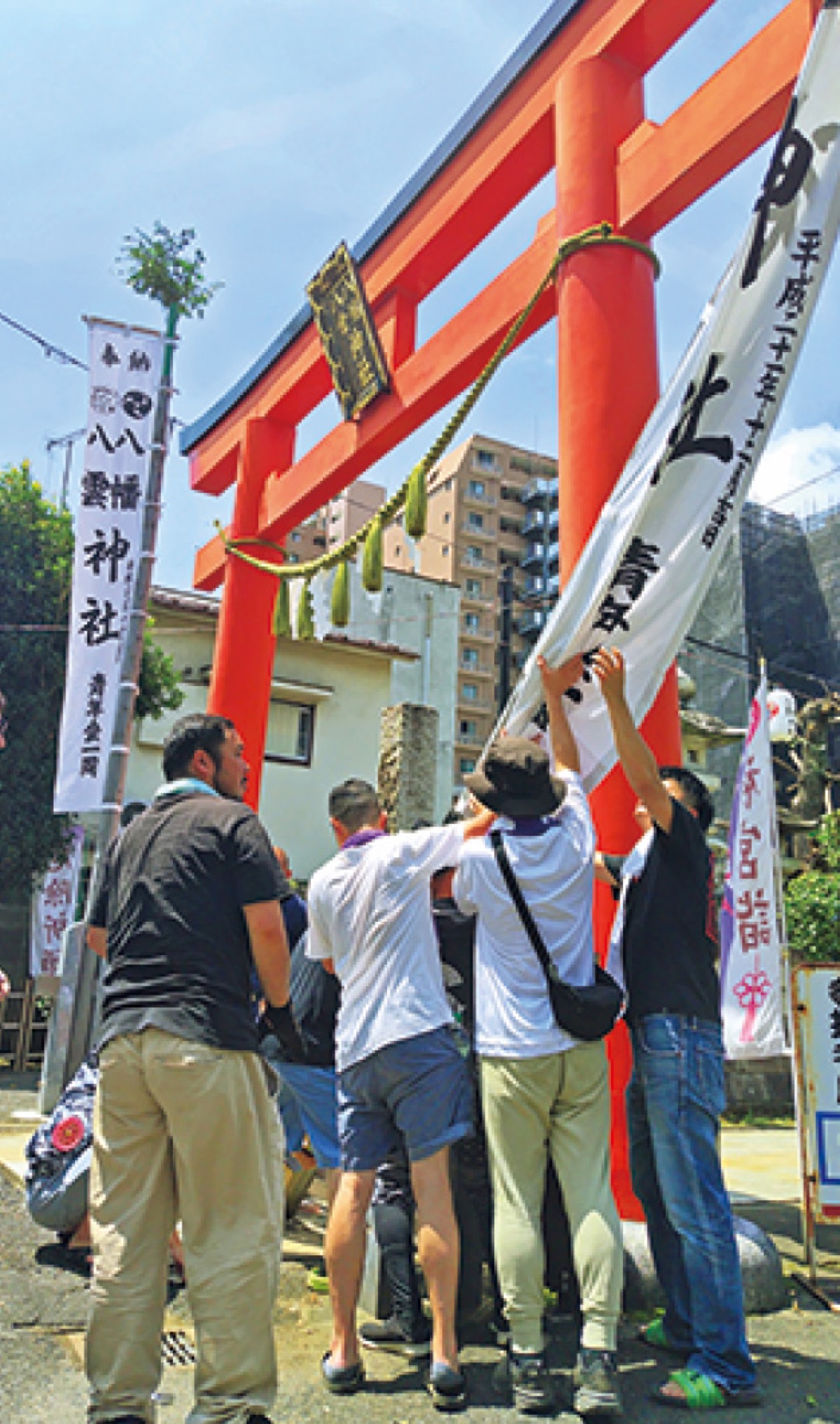 鳥居の前に大旗も設置