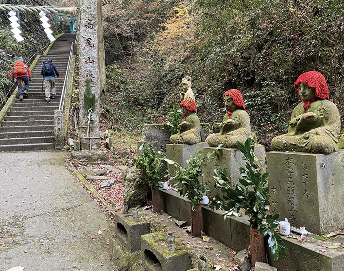お地蔵様が修行者や登山者を迎える