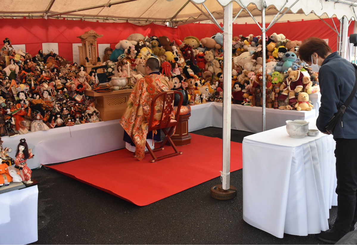 人形に別れ告げ、供養