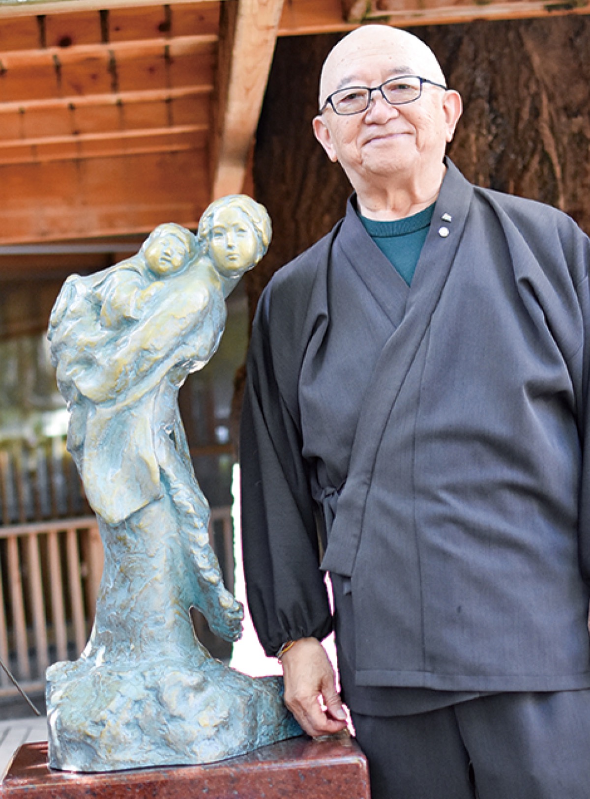 母に敬意ブロンズ像寄贈