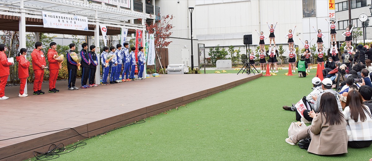 チアリーディング部が迫力のパフォーマンスで応援