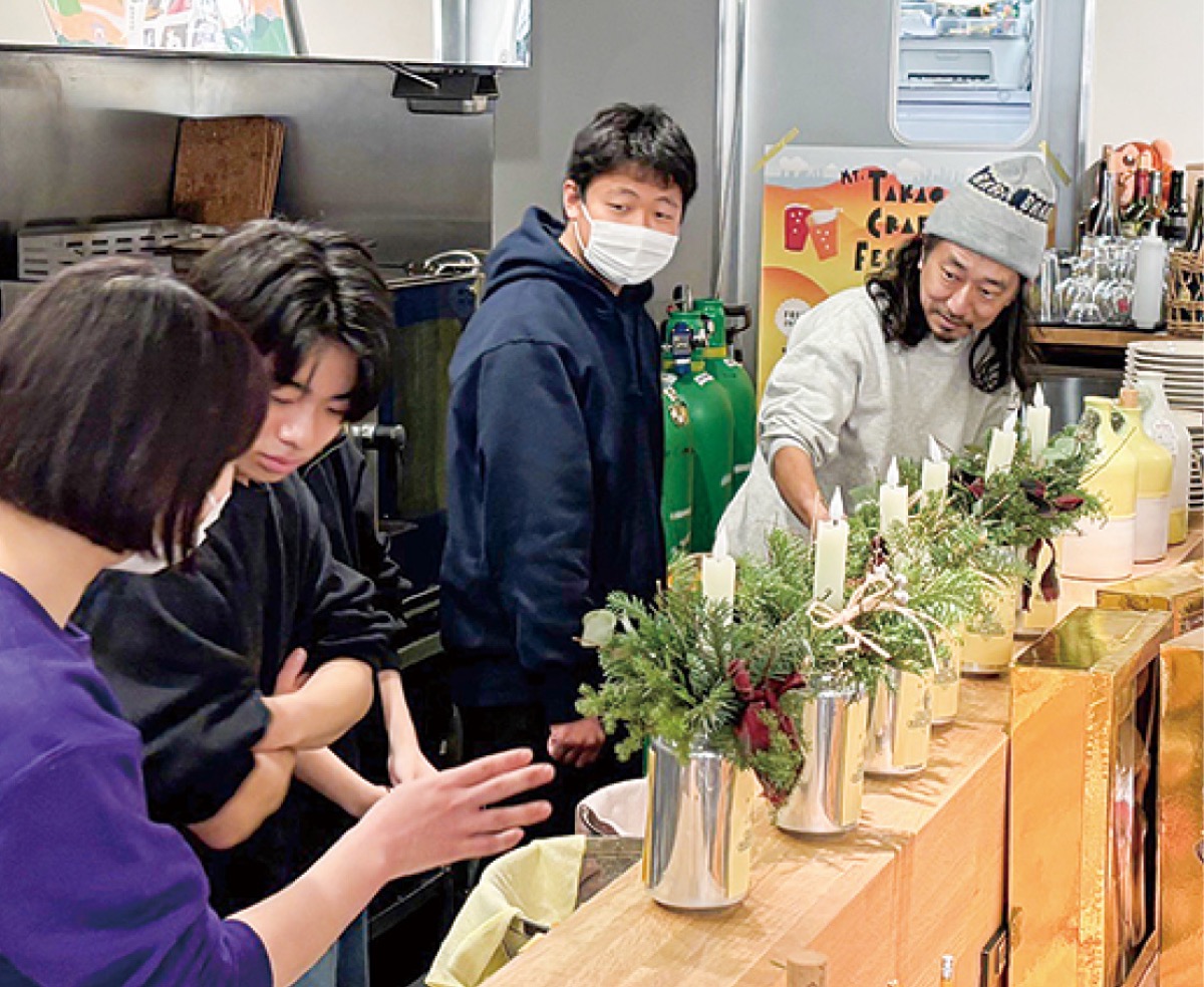 ゆずの加工作業を行う生徒