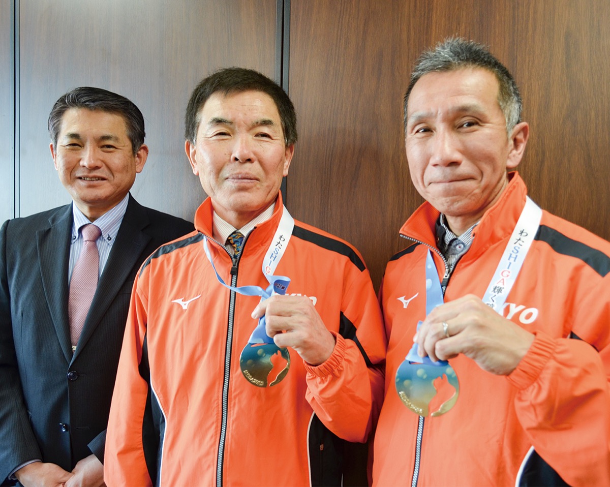 左から初宿市長、金メダルを手にする菊島さんと宮崎さん