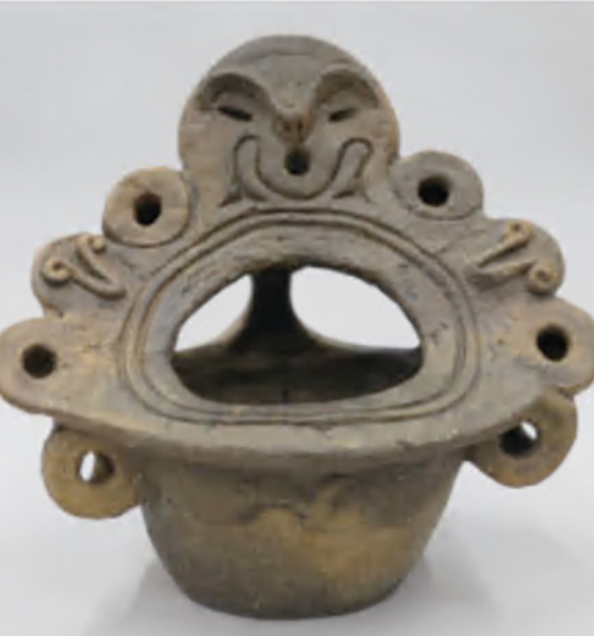 トリアド工房がレプリカ製作した顔面装飾付釣手土器＝同工房提供