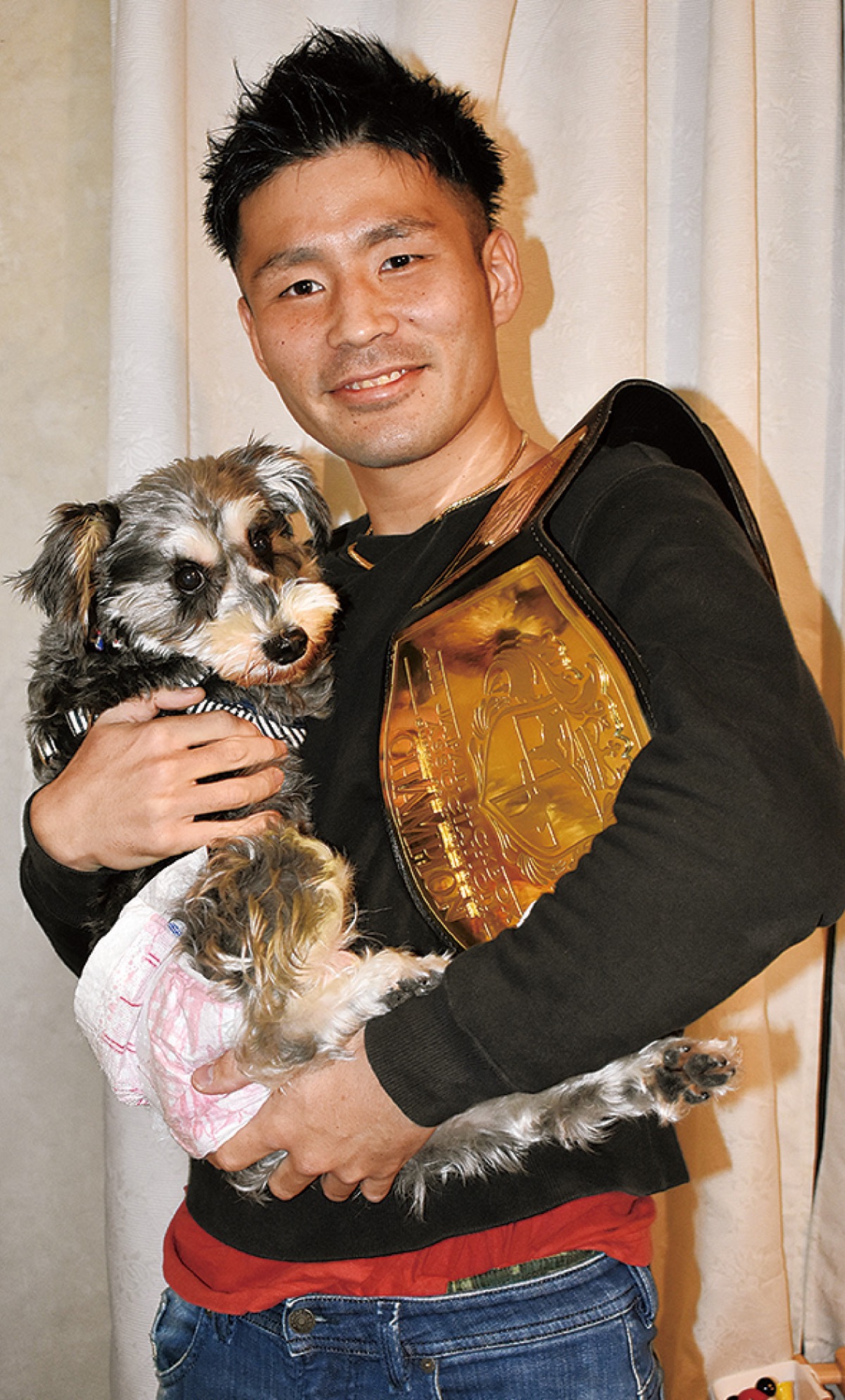 ベルトと犬を同時に抱く瀬川さん