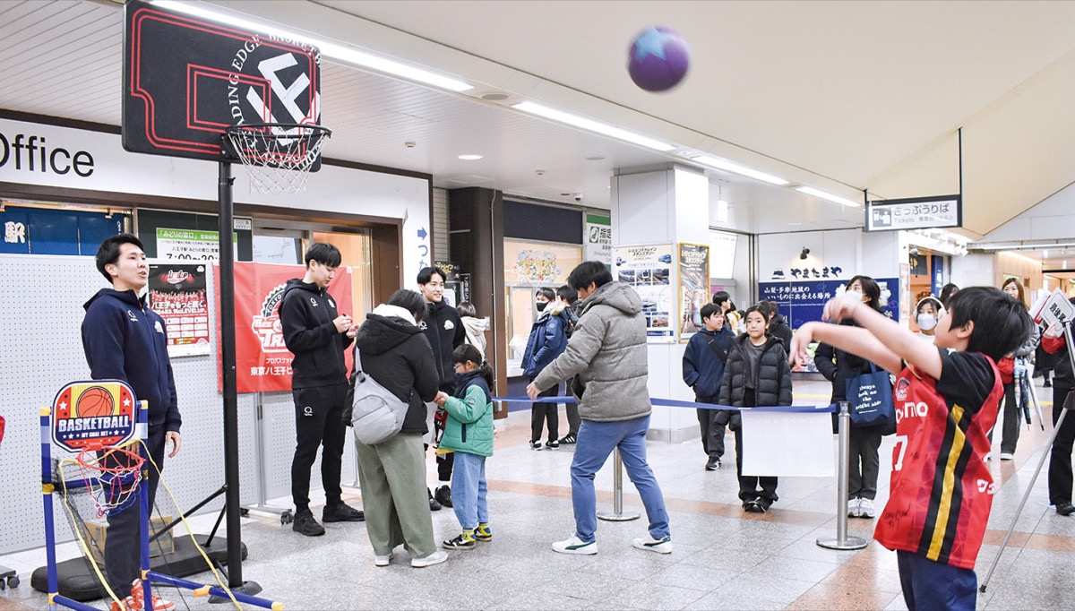 八王子駅改札前で行われたシュートイベント