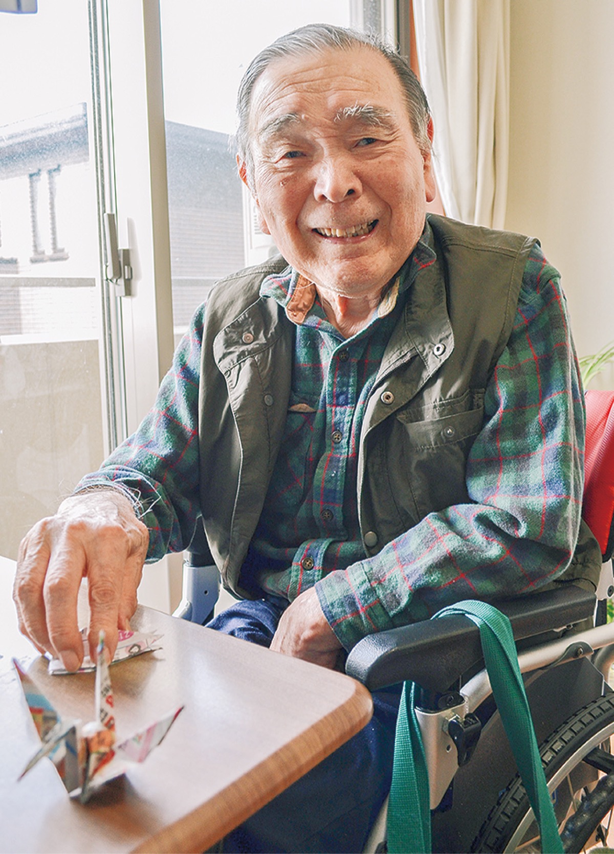 片手で器用に鶴を折る守谷さん