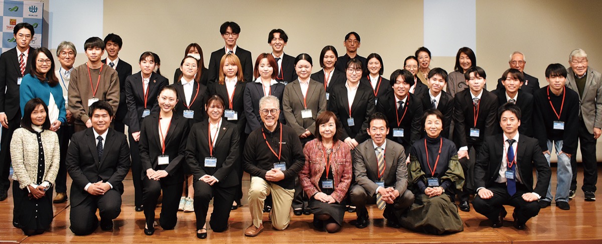 参加したメンバーと委員ら