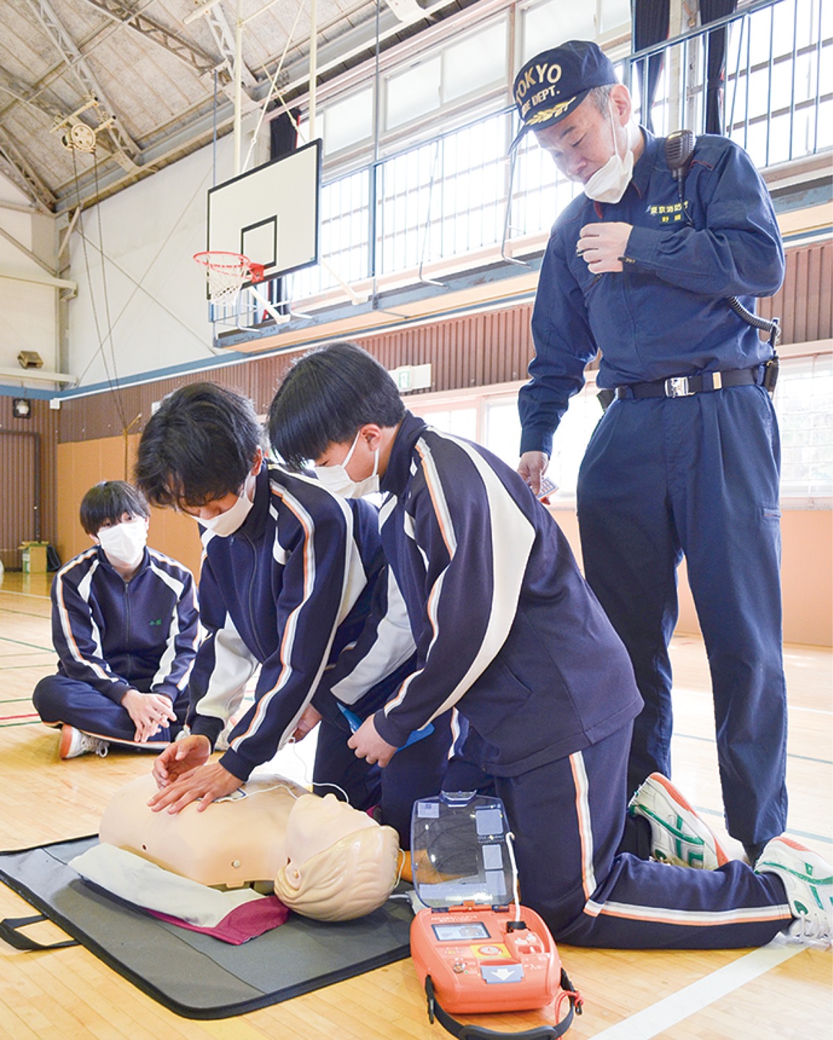 胸骨圧迫（心臓マッサージ）とＡＥＤを訓練する生徒