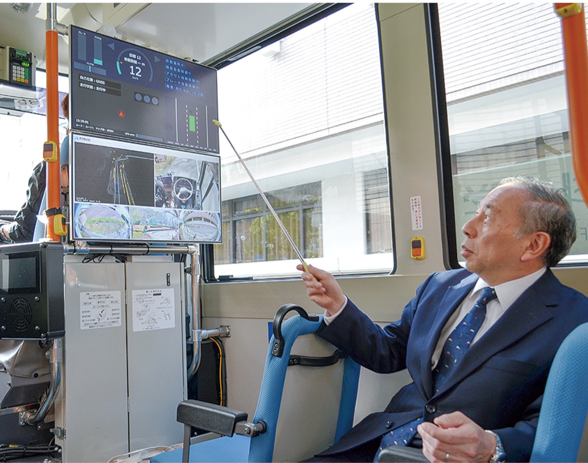 自動運転について解説する須田教授