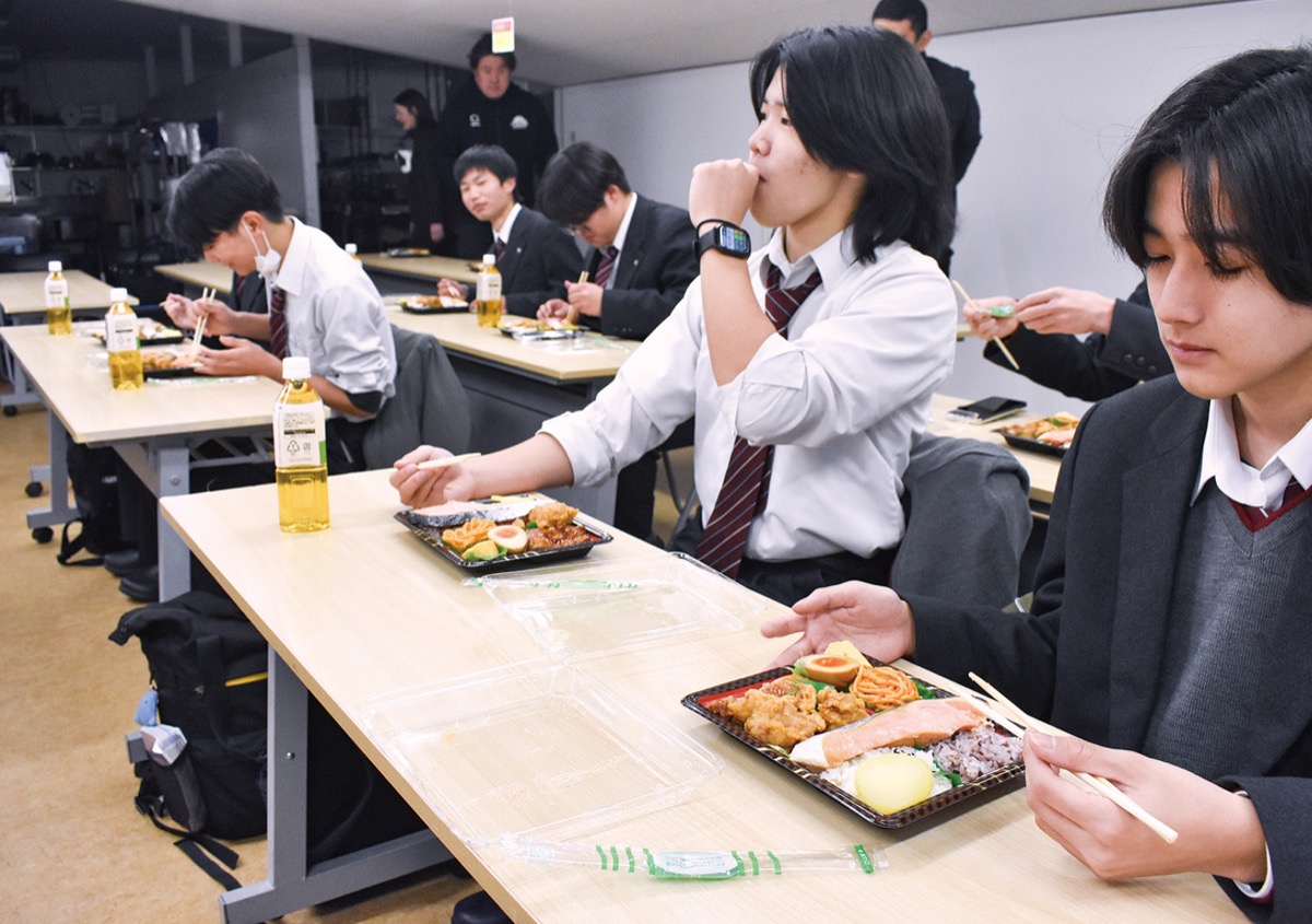 必勝の願い｢鮭（さけ）べ｣、弁当完成 (写真2)