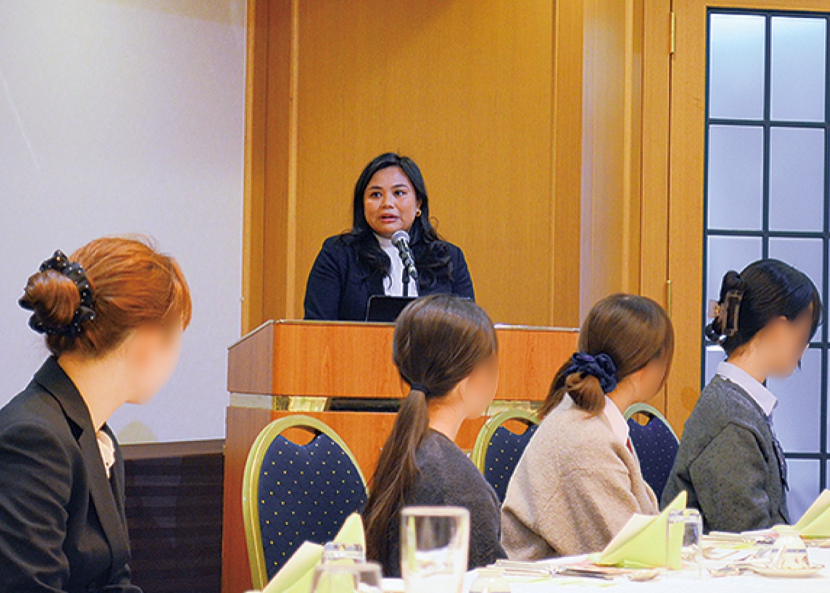 アンジェリカさんの講演に聞き入った