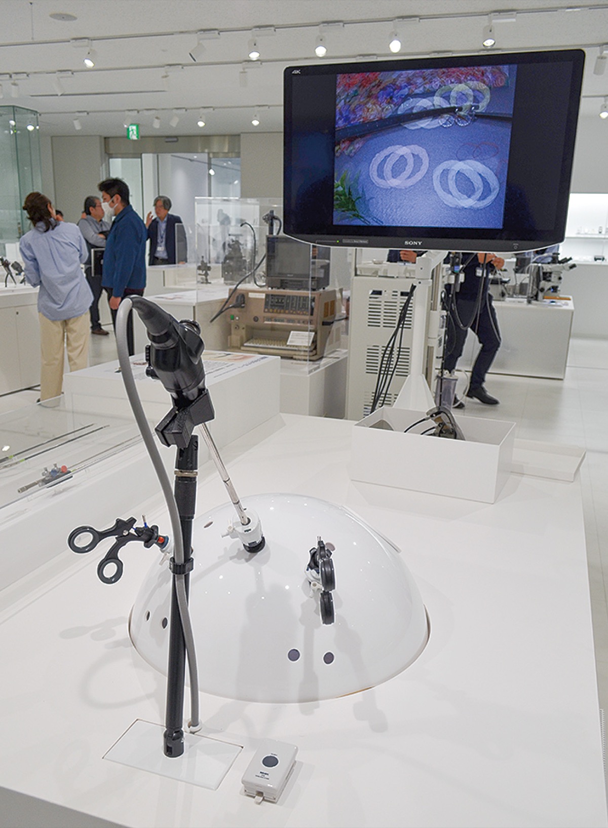 ３Ｄグラスをかけて立体的に内視鏡手術製品を体験できるコーナーも