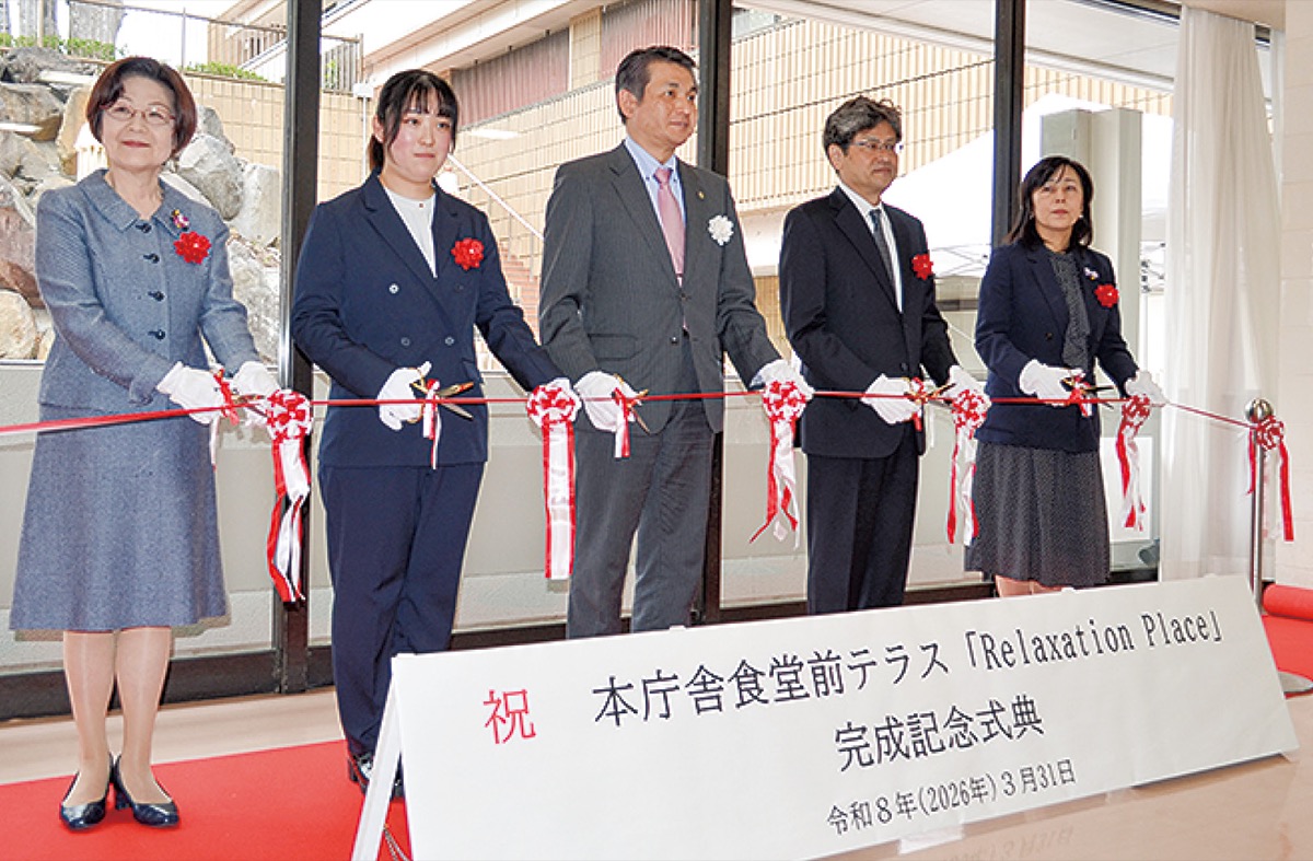 テープカットで完成を祝った