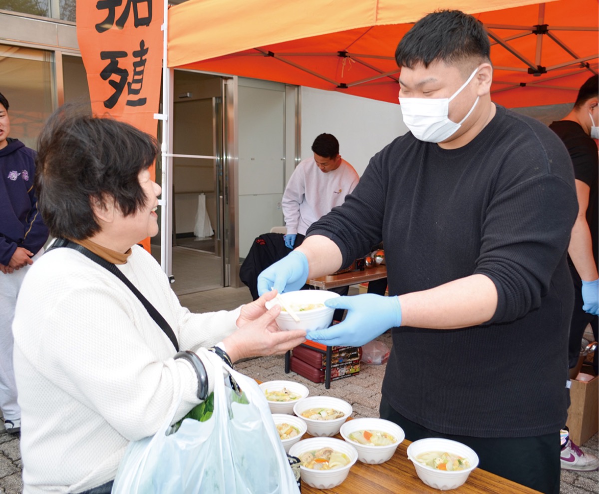 特製ちゃんこを振る舞った
