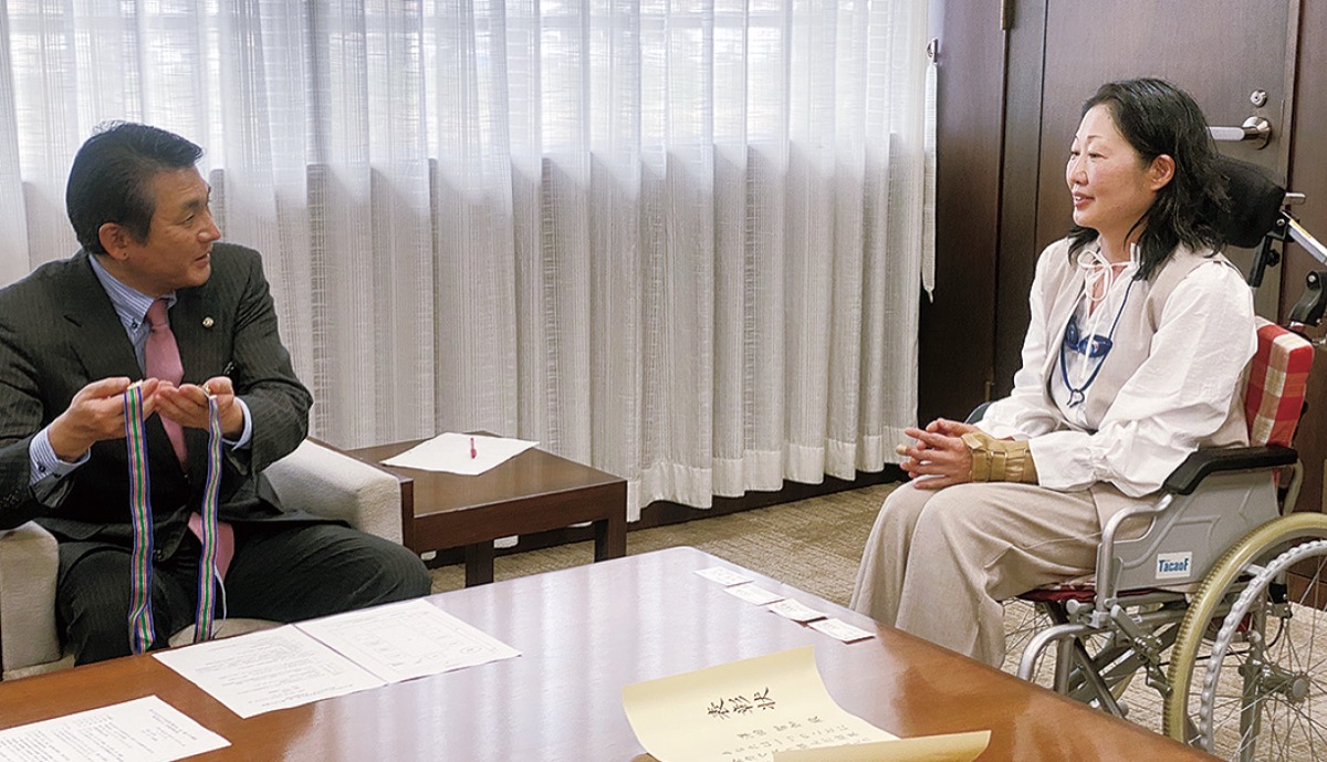 初宿市長（左）に大会の様子を話す澤田さん