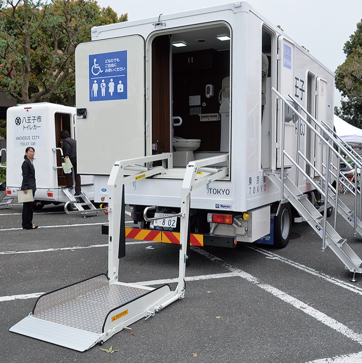 大型車両には車いす用昇降機も搭載