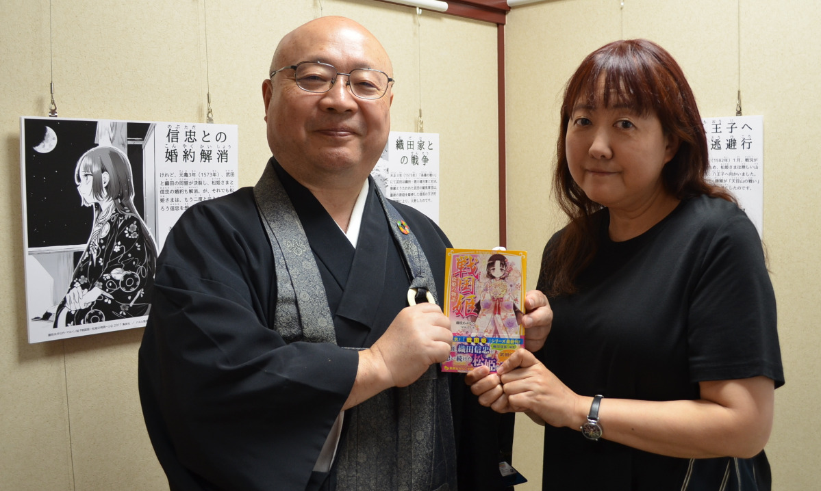 西村住職（左）と作家の藤咲さん