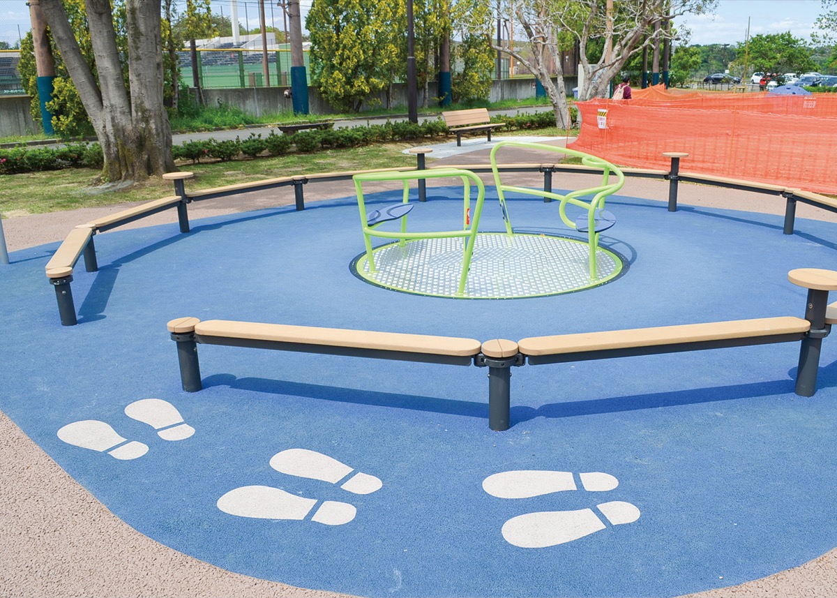 回転遊具と足跡マーク