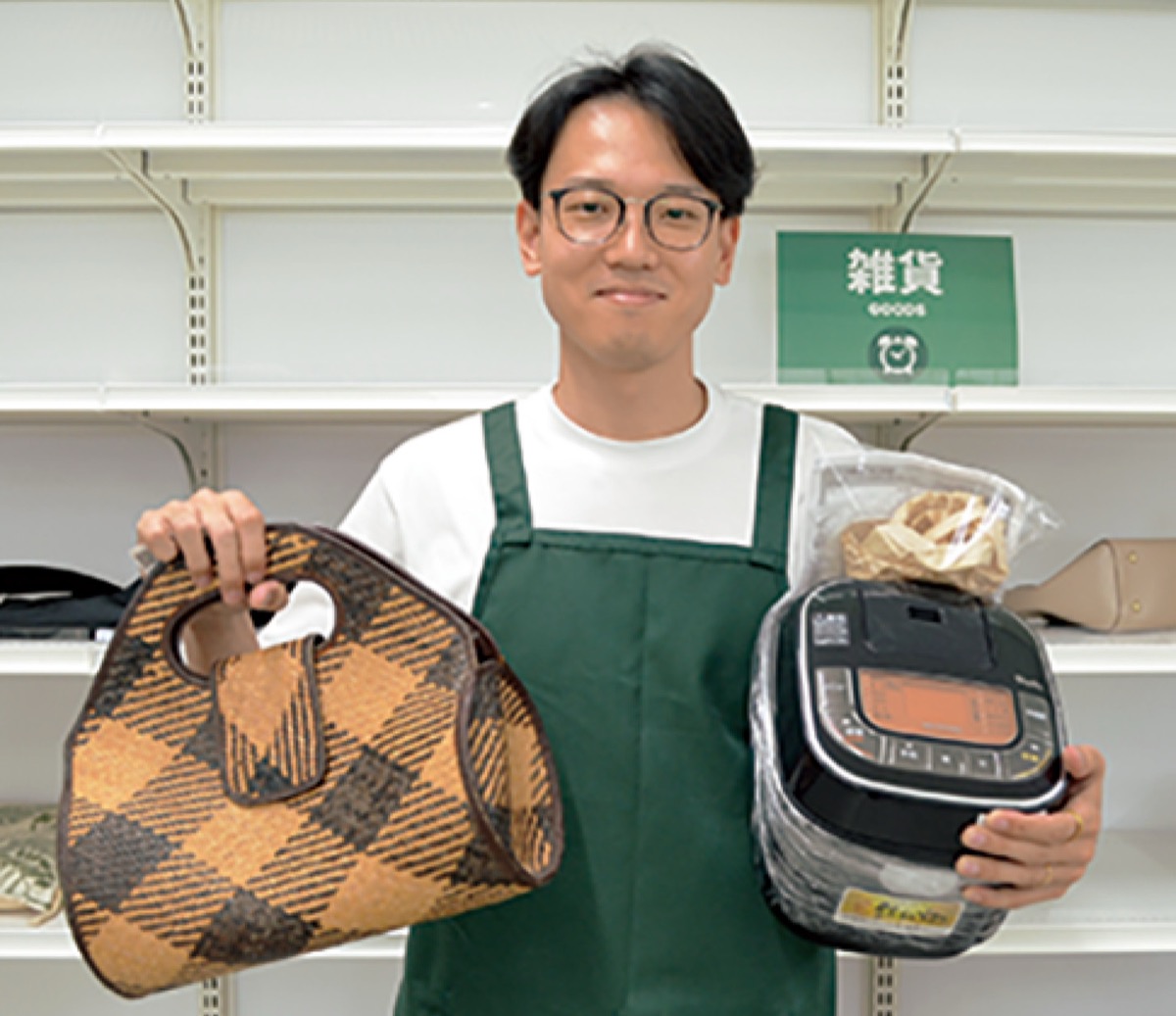 リユース品を手にする足立店長