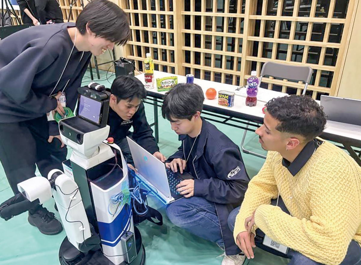 大会本番に向け、チームで調整に当たるメンバーたち=同大提供