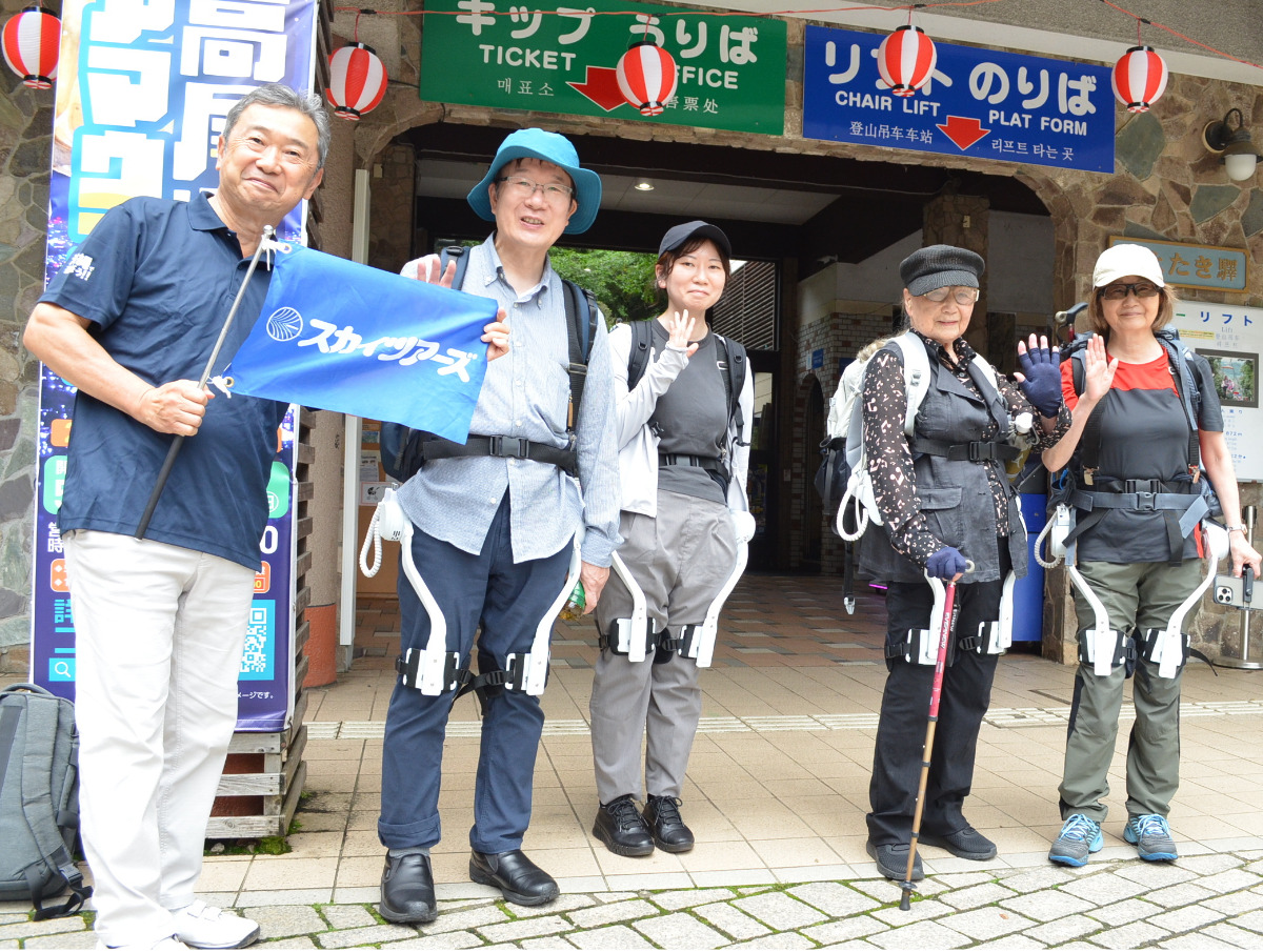 ケーブルカーで高尾山へ出発