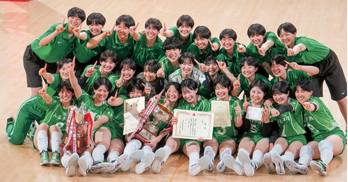 優勝の賞状を手に記念撮影