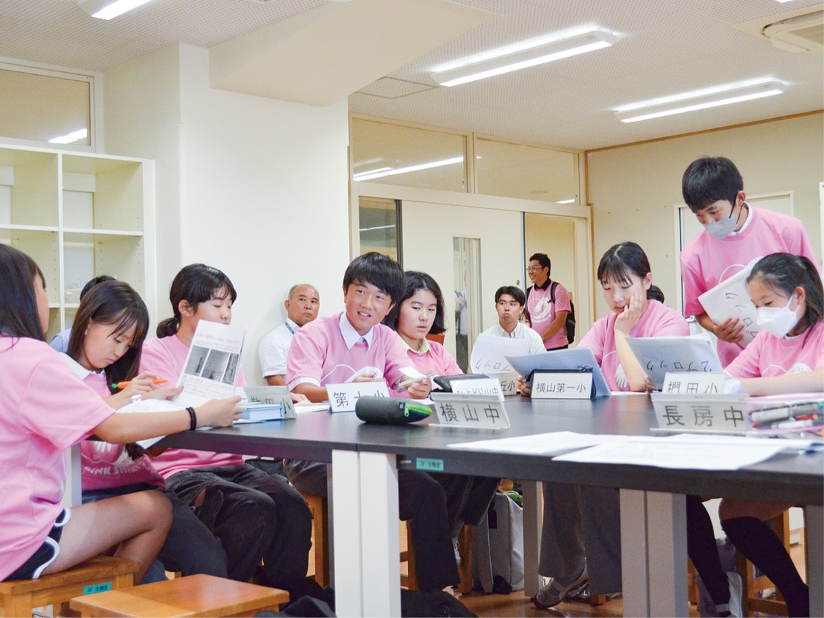 活動の成果とこれからの課題について話し合う代表児童・生徒ら