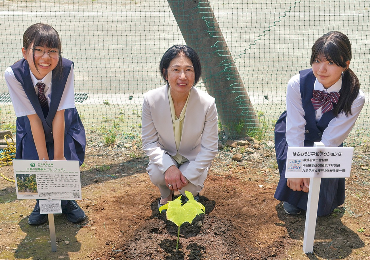 被爆樹木二世の苗木を植樹した中村さん(左)と高津戸さん(右)、山田校長