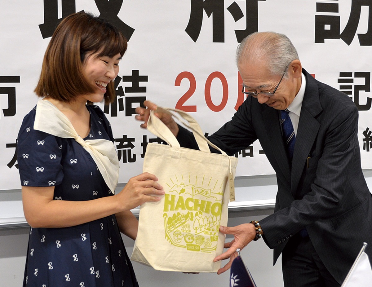 記念品を贈る小中学校の校長