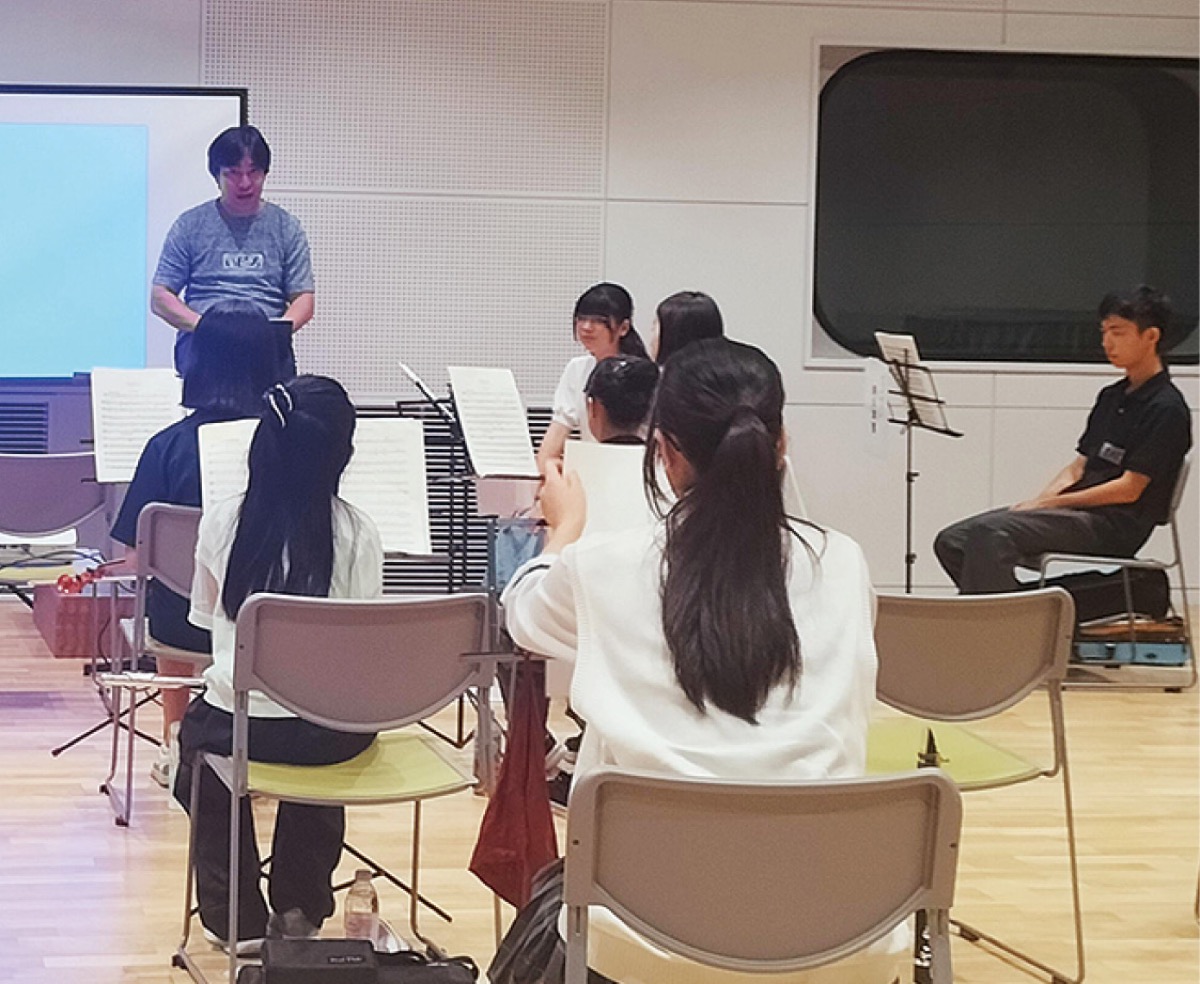 井田氏による楽曲説明の様子