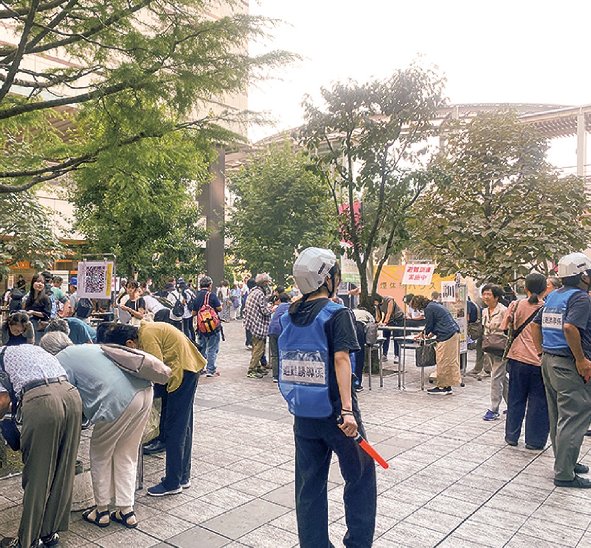 会場外の広場に避難した