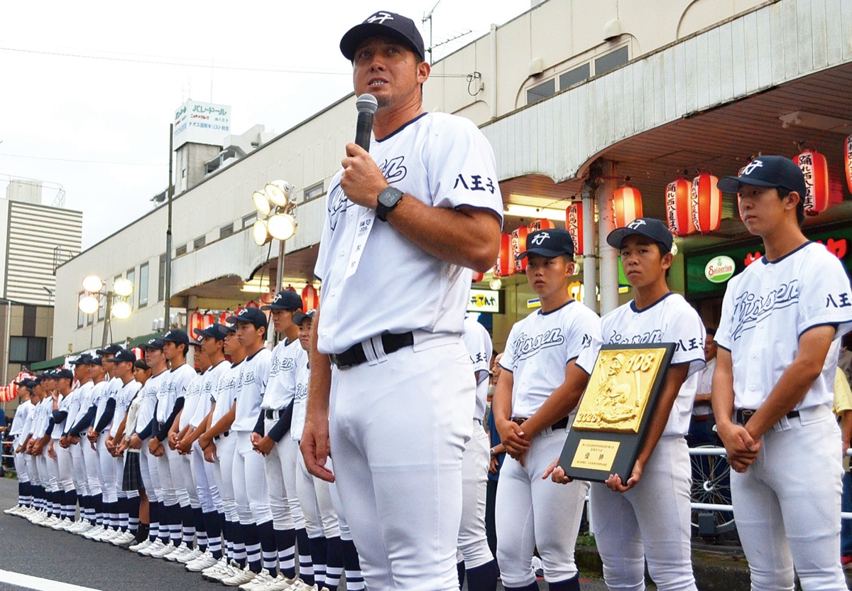 八王子実践野球部の3年生と河本監督