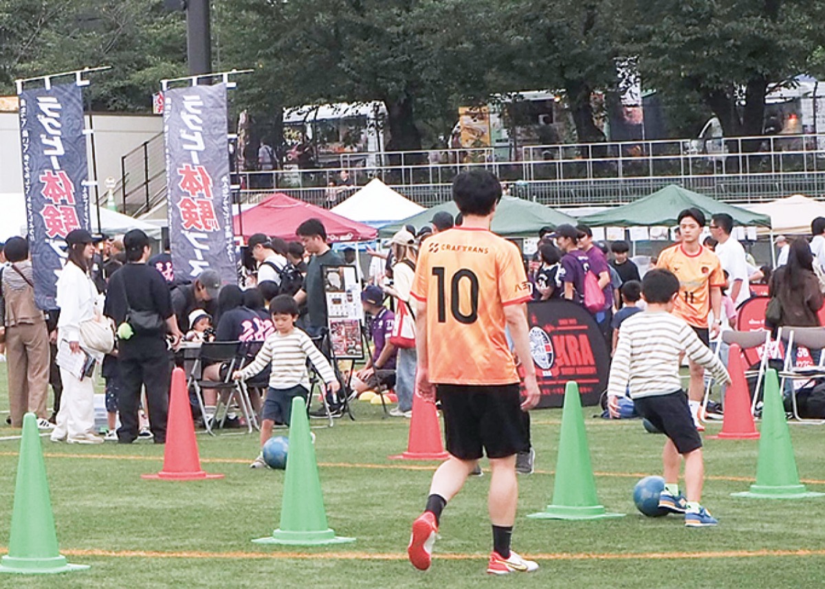選手とサッカーを楽しむ子ども