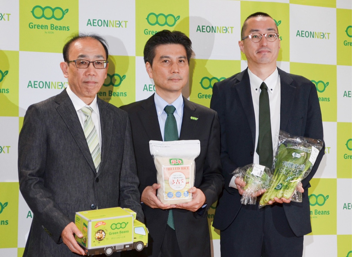 サービスを紹介する野澤社長(中央)ら