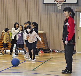 中嶋茜さんの指導でゴールボールを体験