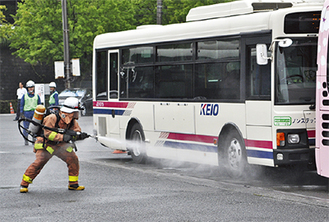 バスの消火訓練にあたる消防隊員