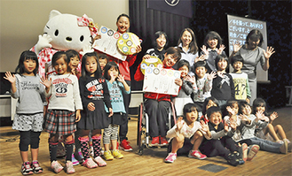 貝取保育園の園児たちから畠山さん、土田選手に感謝状と金メダルが贈られた