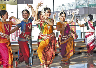 インドの古典舞踊が披露された