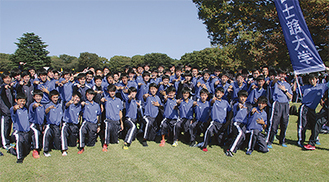 昨年10月に行われた箱根駅伝予選会を突破して喜ぶ選手たち＝国士舘大学提供
