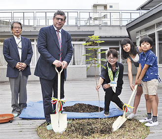 （左から）加藤理事長とファラーニ総領事、小林校長と代表児童