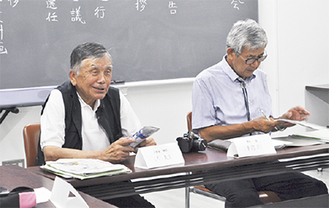 設立経緯を説明する小野津会長（左）