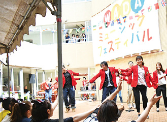 様々な団体が演奏等を披露＝写真は昨年