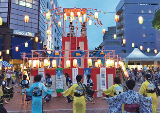 毎年多くの人で賑わう＝写真は昨年