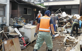 被災地で復興支援を行うボランティア