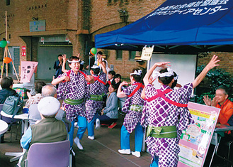様々な団体が参加＝写真は昨年のフェスタ