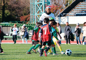 約20人のＪリーガーが参加、指導してくれる＝写真は昨年、同社提供