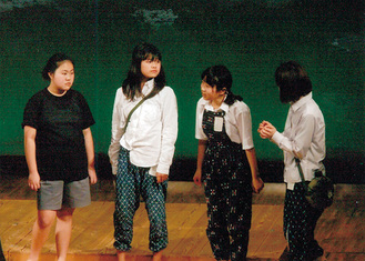 昨年は「対馬丸」を題材に劇で披露