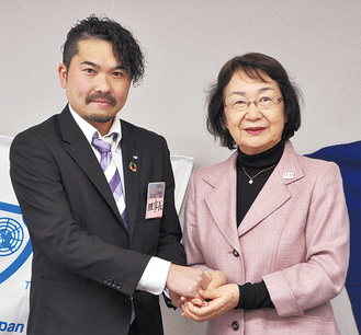 握手を交わす白石理事長（左）と伊藤会長